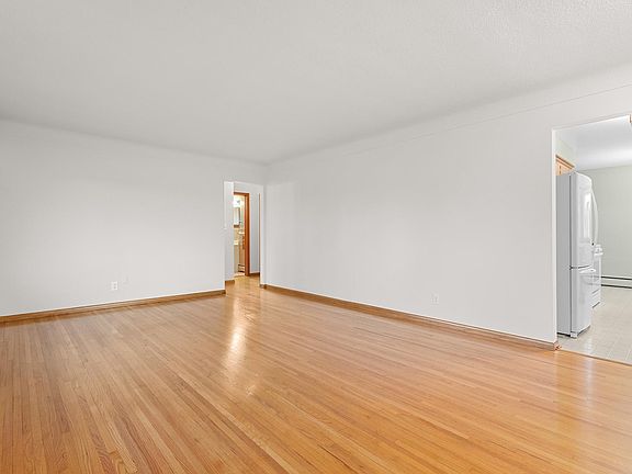 3rd image of 1595 Cottage Ave E