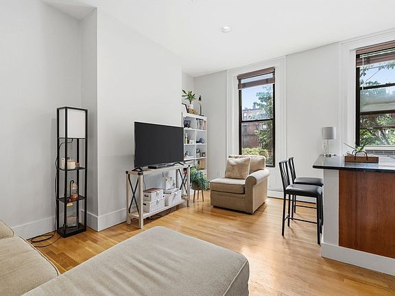 5th image of 32 Yarmouth St #2