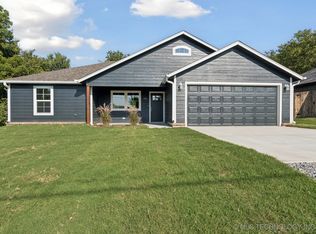 304 N Howey St, Chouteau, OK 74337