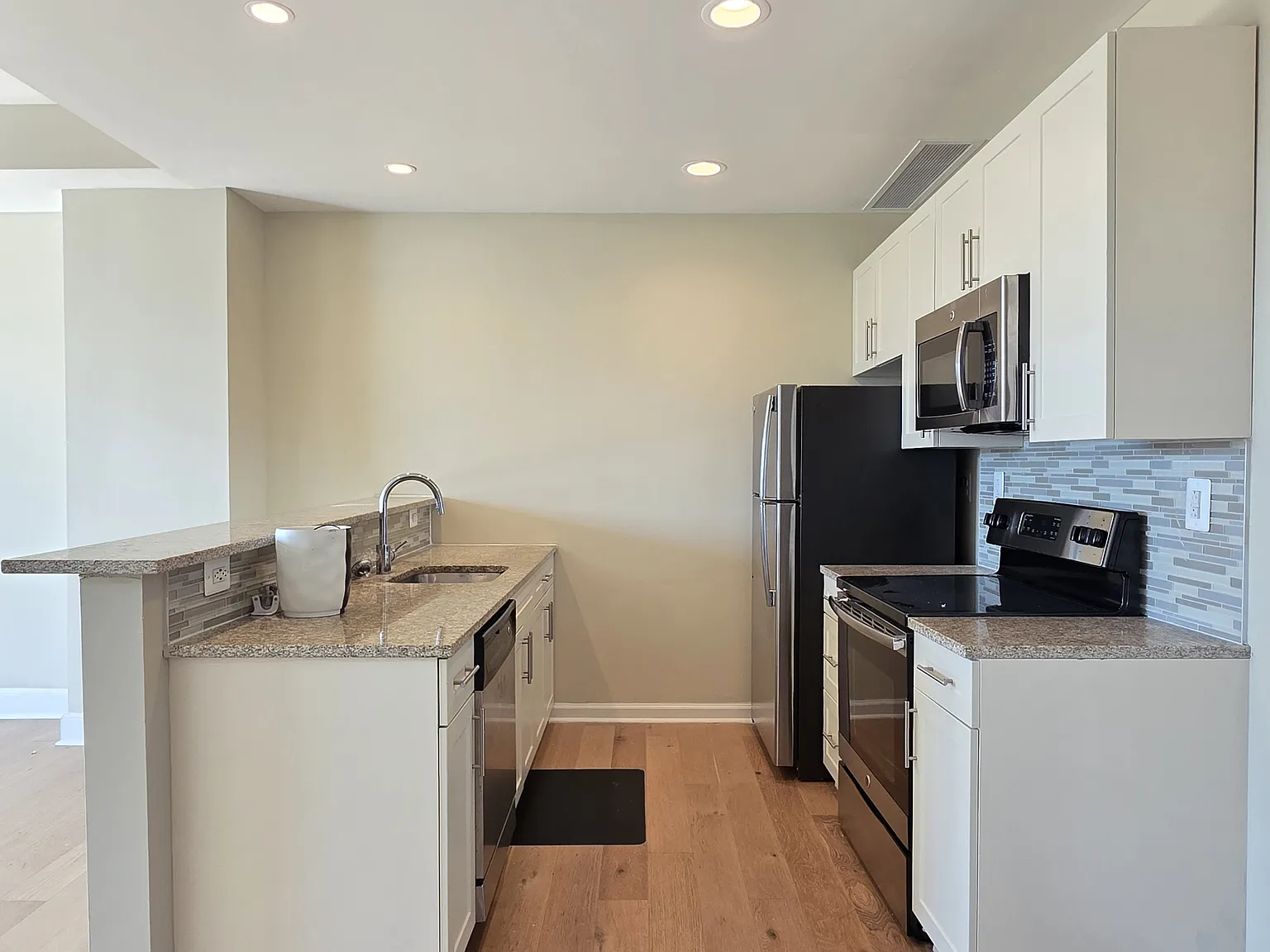 1 bed, 810 sqft, $2,300 — Photo 3
