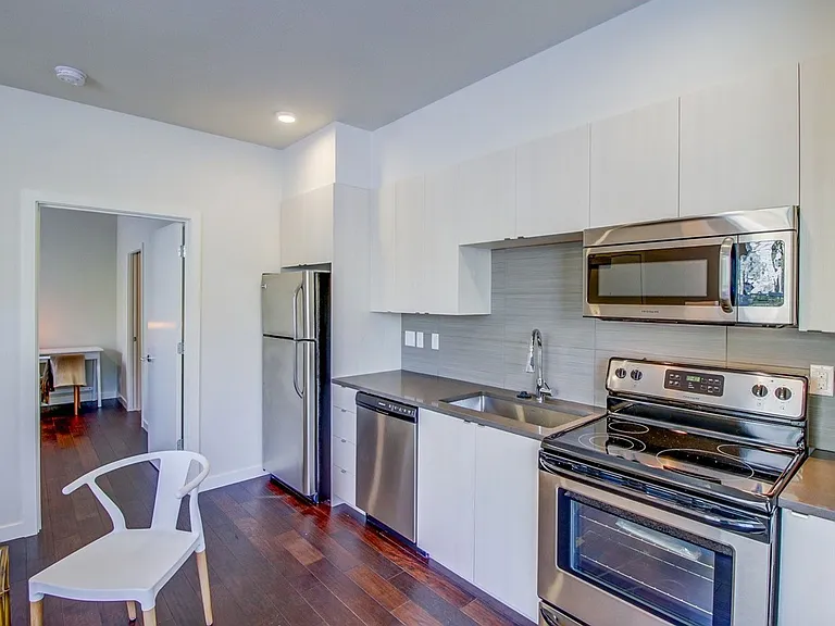 686 SE Spokane St #6 — Photo 7