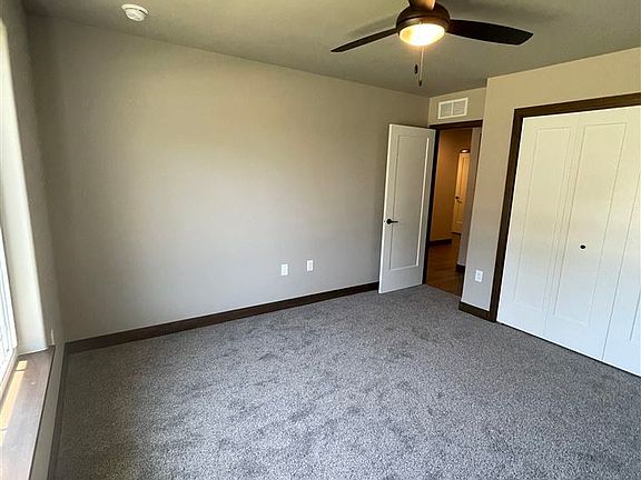 4th image of 504 Elizabeth Ln
