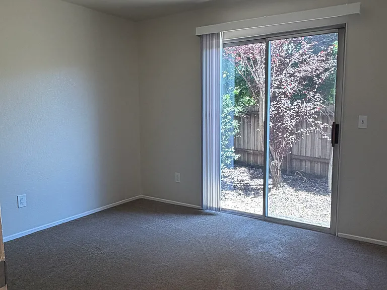 North Dutton Place Apartments — Photo 32