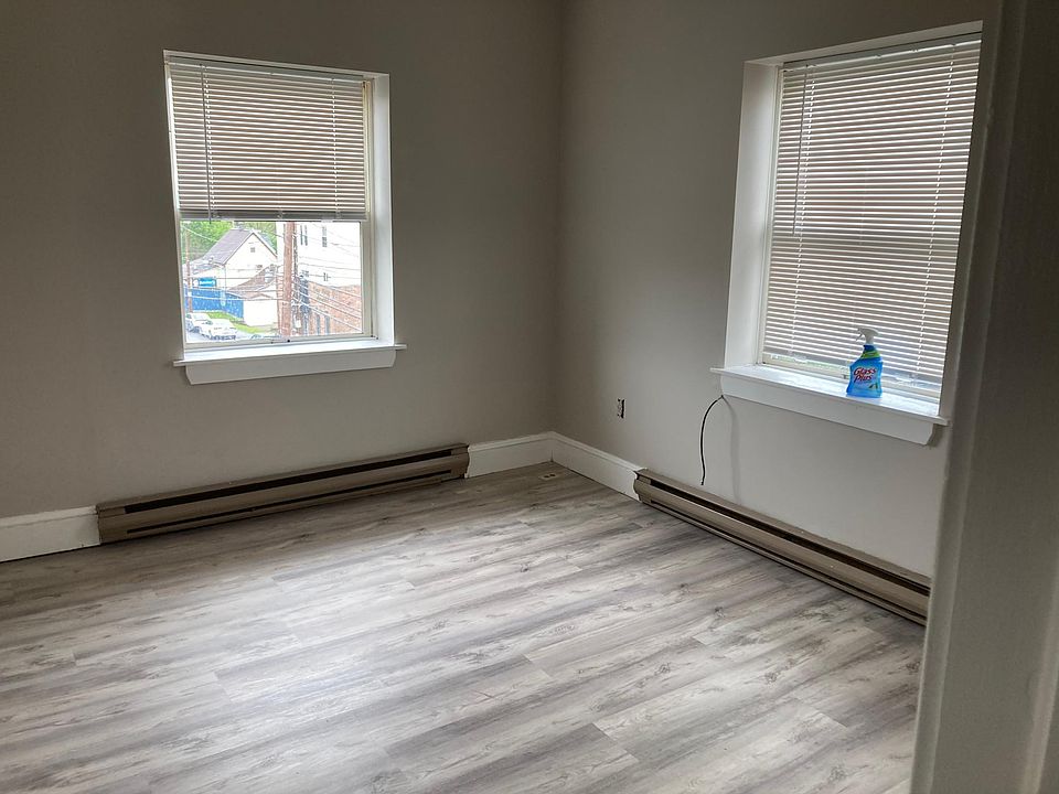 2nd image of 642 E Market St #4