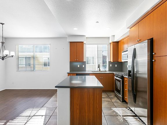 5th image of 377 Arden Ave Unit 4