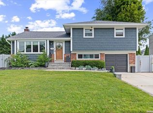 24 Alma Ln, Plainview, NY 11803