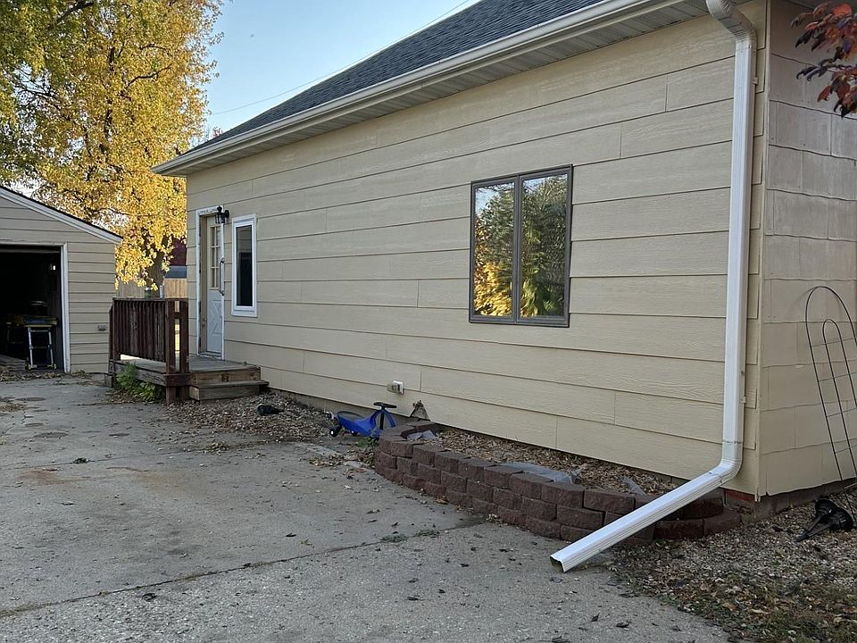 2nd image of 910 4th St SE