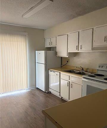 3rd image of 909 Vouray Dr #D