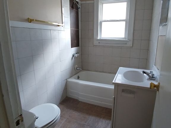 4th image of 804 N Oxford St