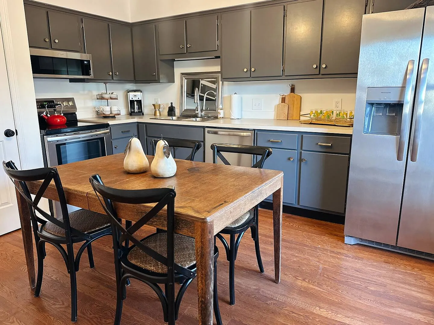 2 bed, 1.5 bath, 1200 sqft, $3,900 — Photo 3