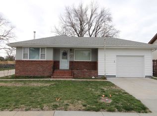 137 W 5th Ave, Holdrege, NE 68949
