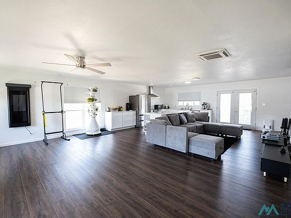 3rd image of 829 Santa Marina St