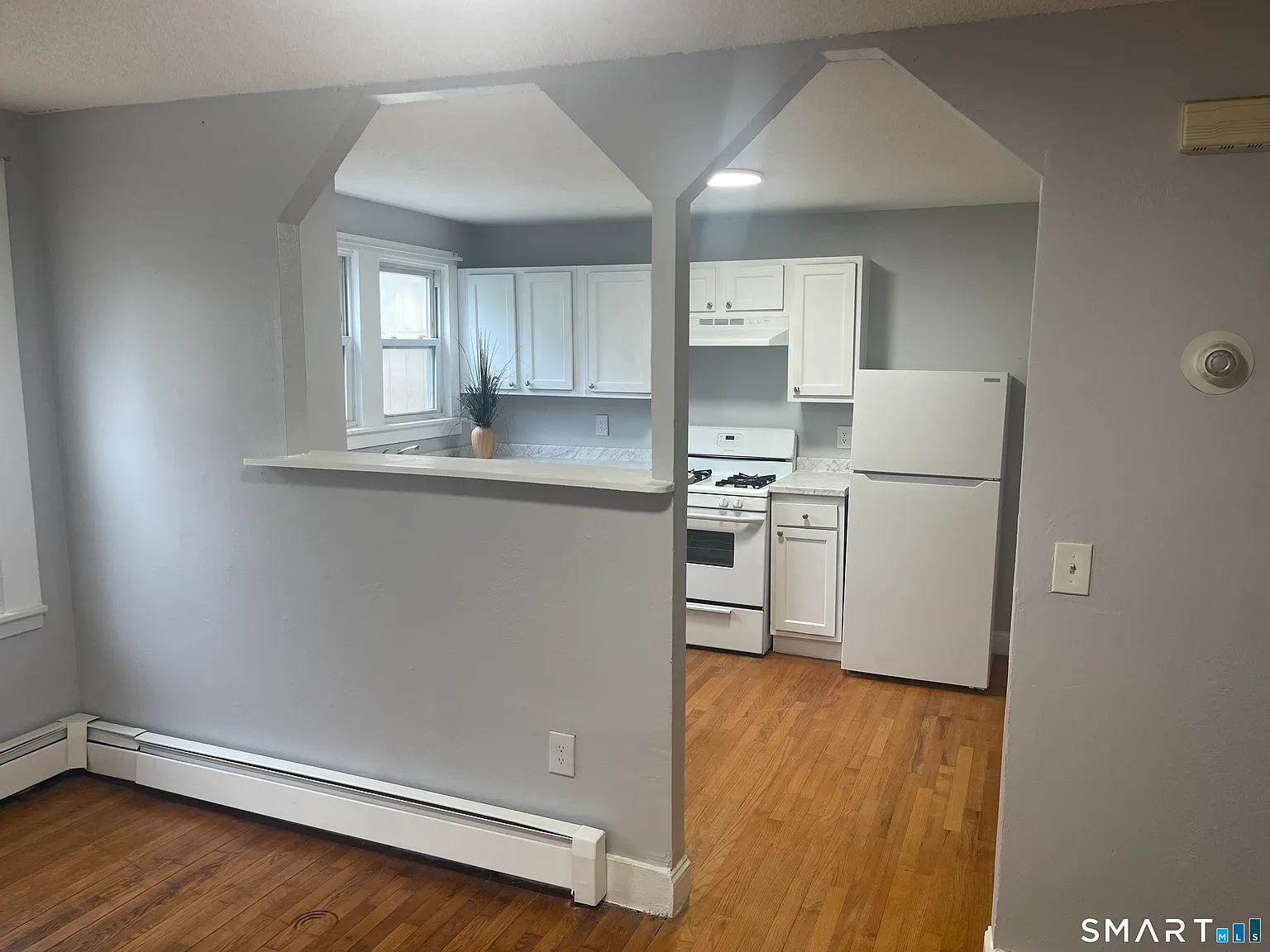 3 bed, 1.0 bath, 932 sqft, $1,650 — Photo 3