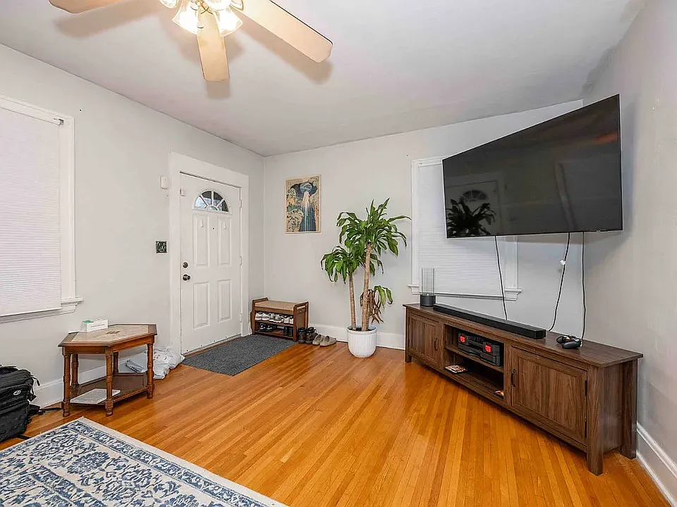 1 bed, 832 sqft, $1,500 — Photo 3