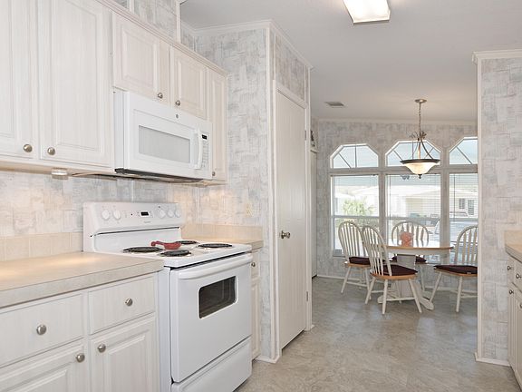 3rd image of 831 Sapodilla Dr