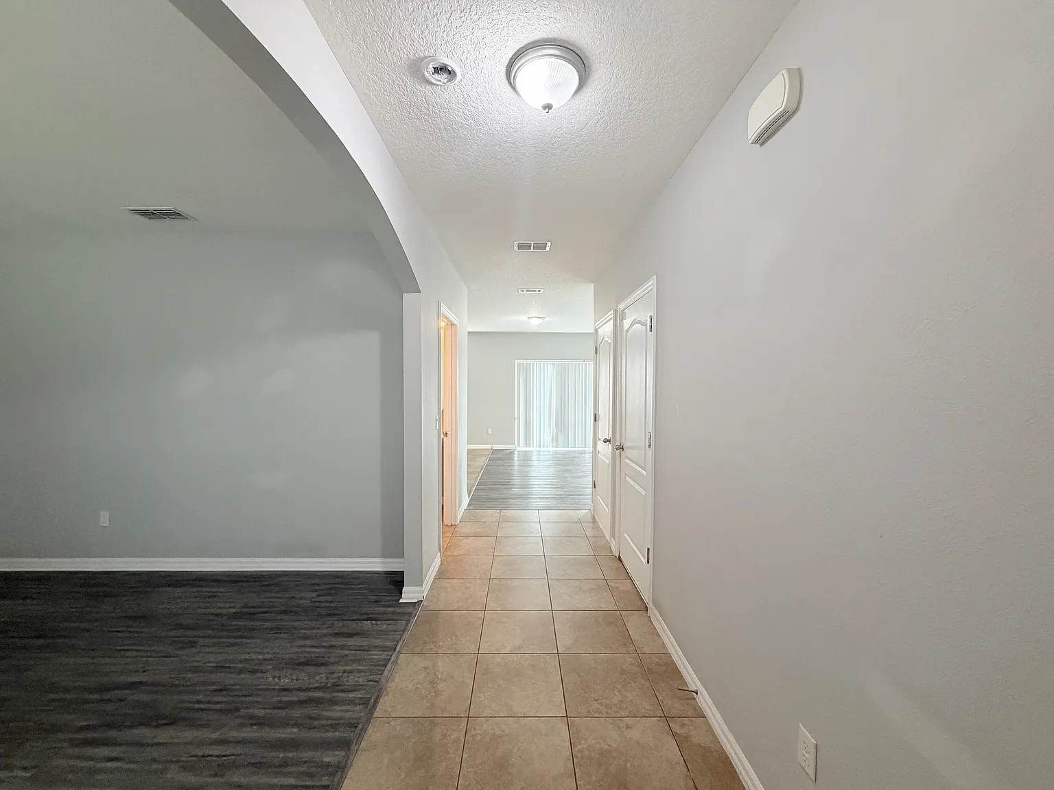 4 bed, 2.5 bath, 2427 sqft, $2,400 — Photo 4