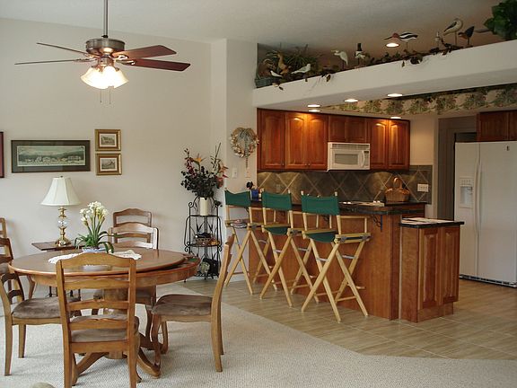 Family room/kitchen bar seating