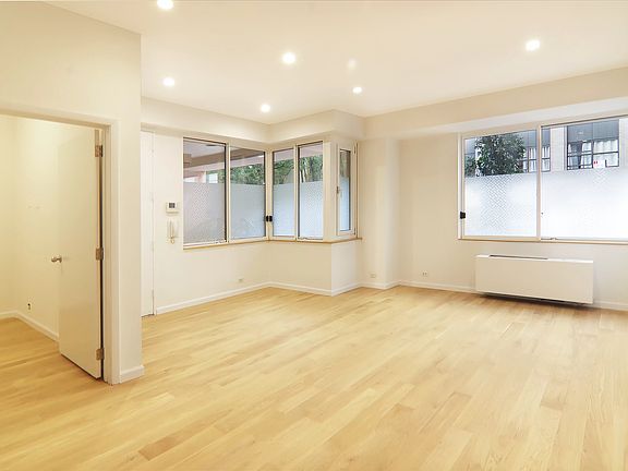 4th image of 350 W 50th St #Townhouse