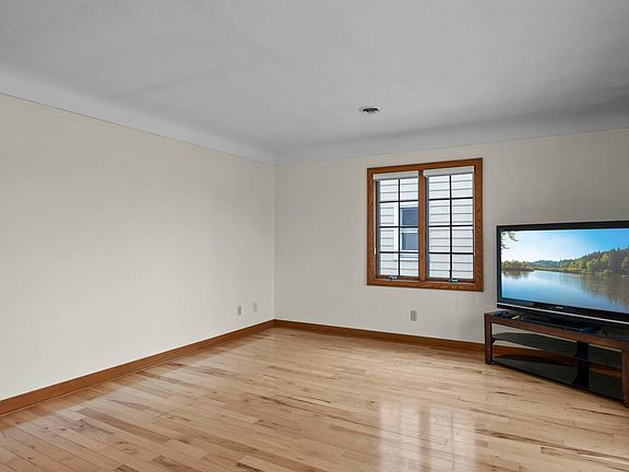 5th image of 758 McKnight Rd N