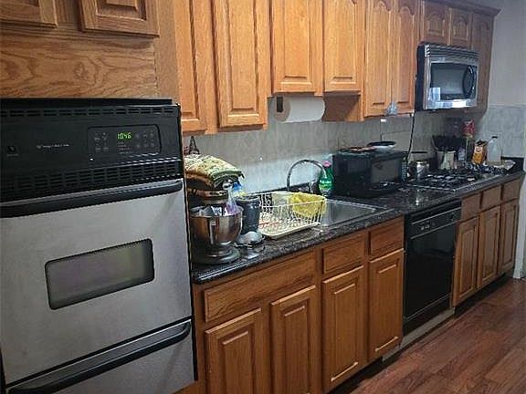 3rd image of 680 E 42nd St