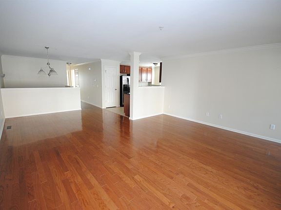 4th image of 117 W Oakbrook Dr