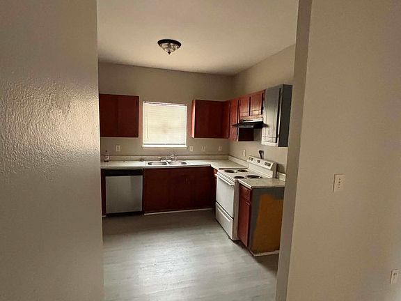 4th image of 2426 Kahn St