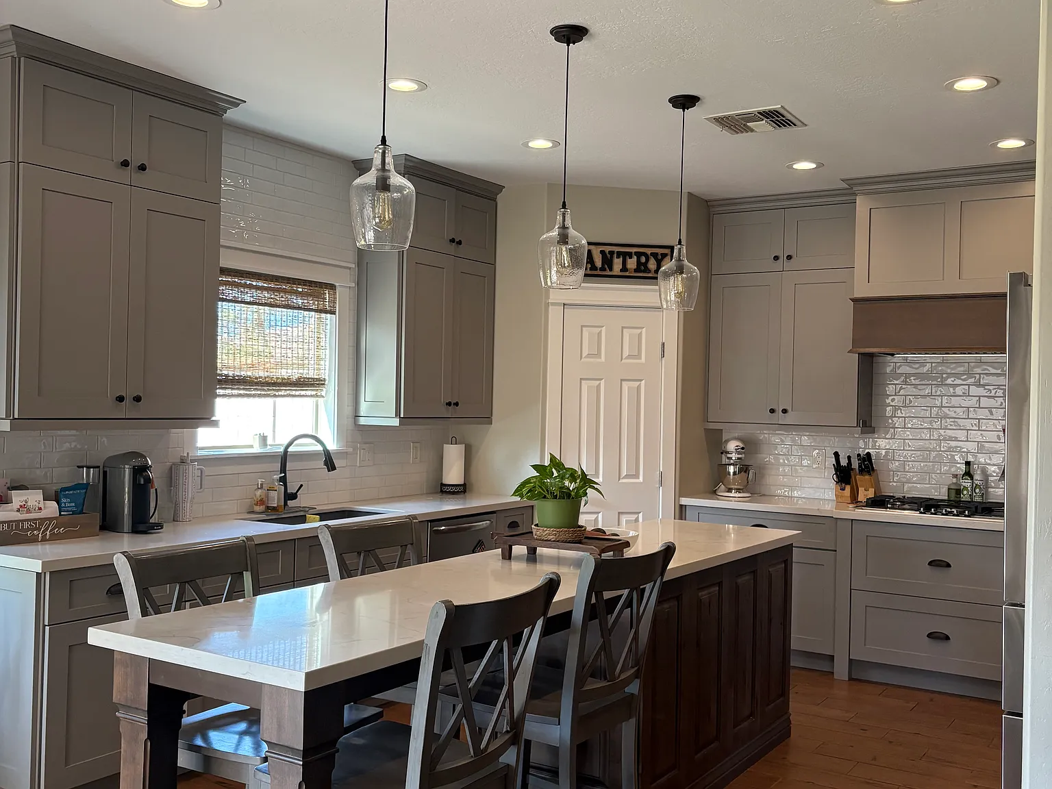 4 bed, 2.5 bath, 2800 sqft, $900 — Photo 2