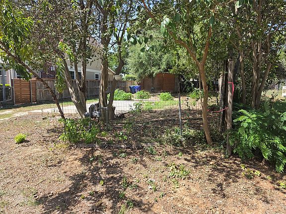 2nd image of 102 E Alamo St