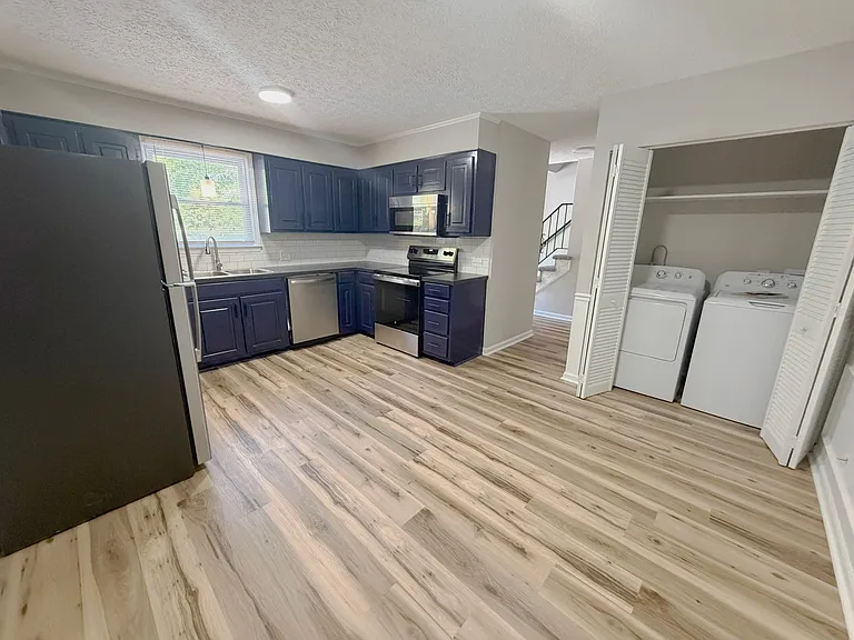243 Iris Ln — Photo 2