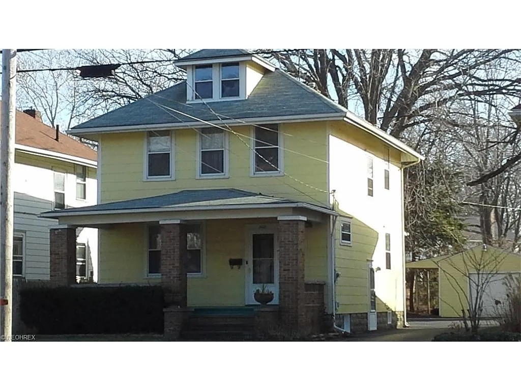 2021 W Erie Ave photo 1