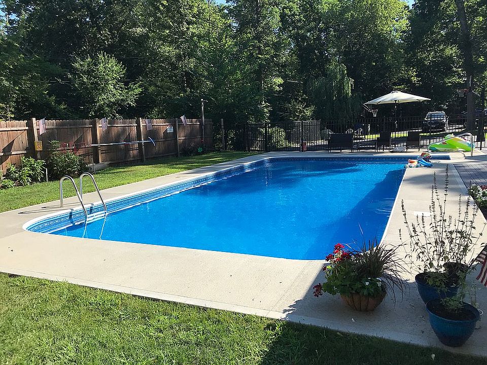 Salt water dive pool