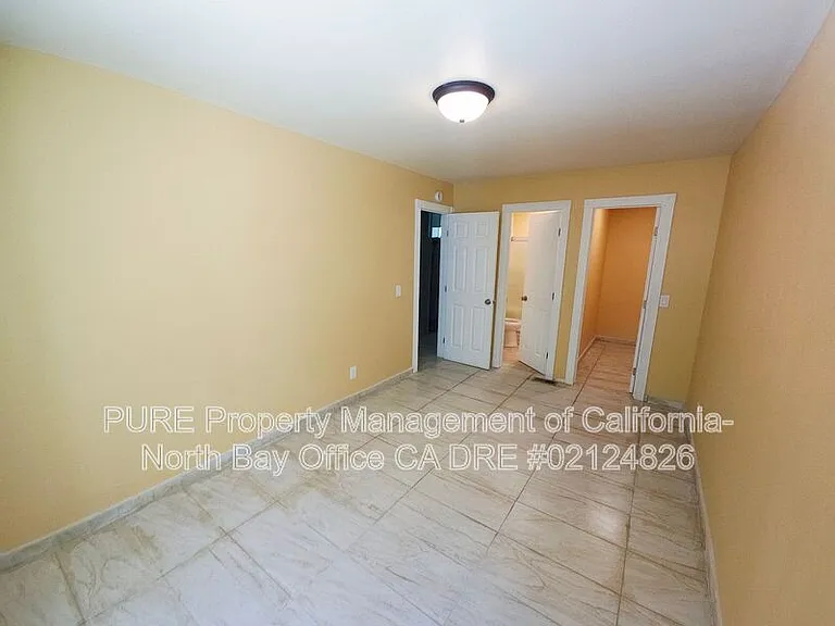 927 N Oak St — Photo 10
