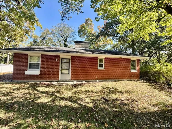 2131 Hill Crest Dr, Highland, IL 62249
