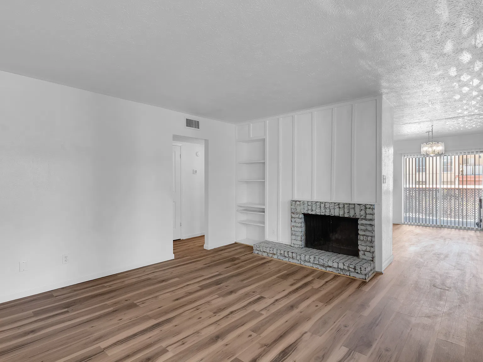 2 bed, 1058 sqft, $1,350 — Photo 2