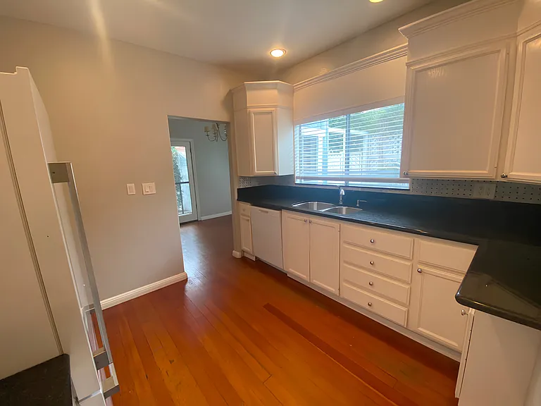 4557 Edgeware Rd — Photo 13