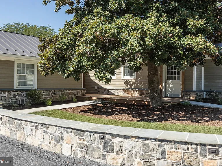 18 Huntingdon Ln — Photo 3