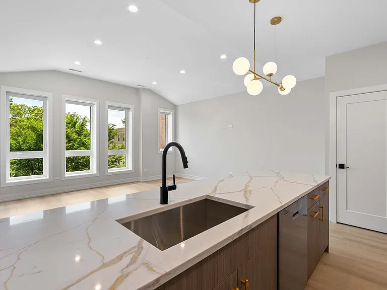 5008 S Prairie Ave #1 — Photo 2