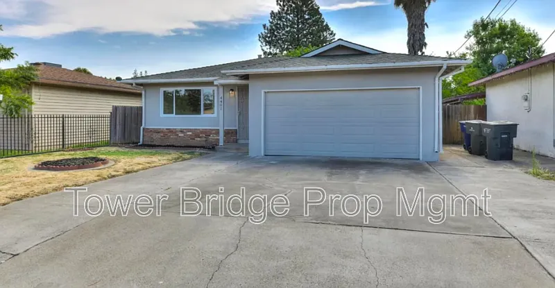 3 bed, 1.0 bath, 1075 sqft, $2,225 — Photo 2