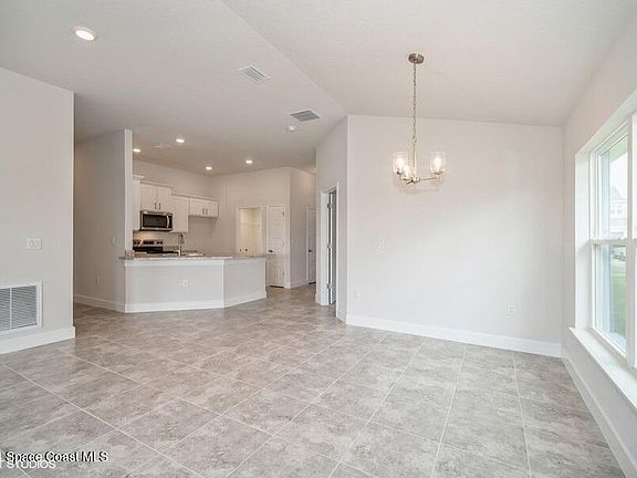 5th image of 2273 Middlebury Dr SE