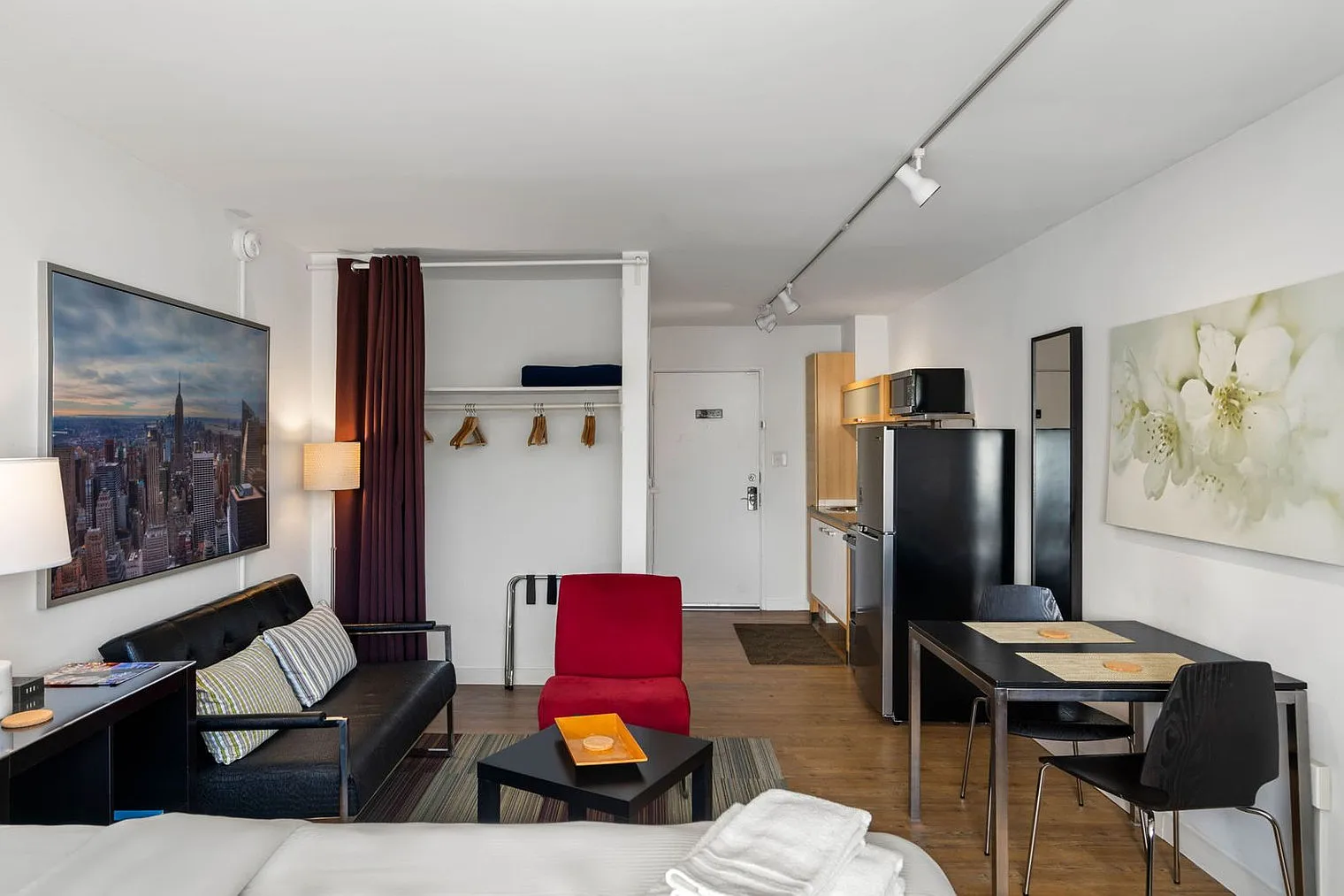 1 bed, 1.0 bath, 301 sqft, $2,925 — Photo 2