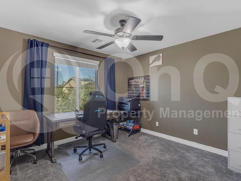 2561 N Hawthorn Dr — Photo 40