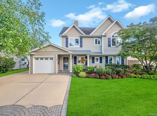 99 Lantern Rd, Hicksville, NY 11801