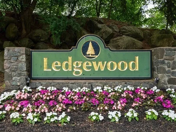 3 Ledgewood Way APT 16, Peabody, MA 01960