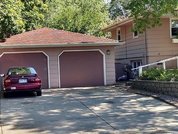 Garage + 2 Parking spots