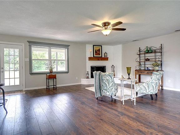3rd image of 204 Vista Dr