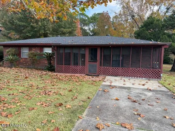 10604 Oak St, Ocean Springs, MS 39565