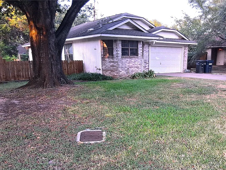 3303 Dallis Dr — Photo 2