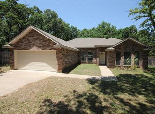 409 Meadowcrest Dr, Azle, TX 76020