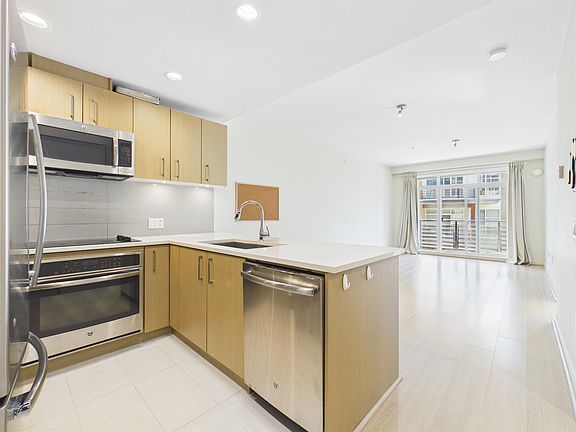 4th image of 5981 Gray Ave #605