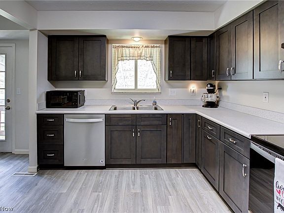 3rd image of 542 Pepperwood Dr